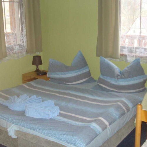 Pokoj se sprchou  s manželskou postelí