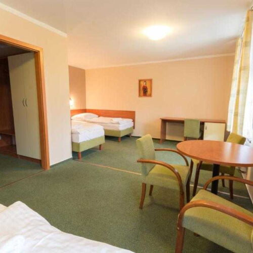 Camera cvadrupla cu duș (se poate solicita pat suplimentar)