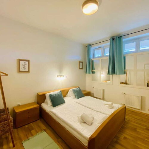 Pokoj s manželskou postelí v suterénu 