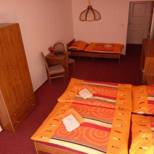 Pokoj s balkónem se sprchou pro 3 os. (s možností přistýlky)