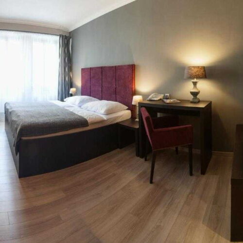 Zuhanyzós franciaágyas szoba