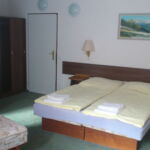 5-Bett-Zimmer mit Dusche und Balkon (Zusatzbett möglich)