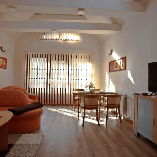 Apartman se sprchou s vlastní kuchyňkou pro 4 os. se 2 ložnicemi (s možností přistýlky)