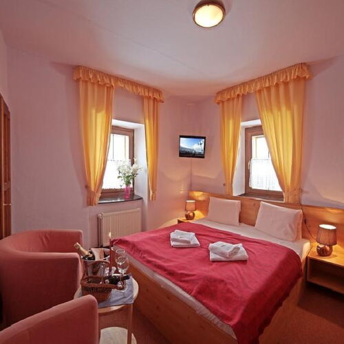 Pokoj se sprchou  s manželskou postelí