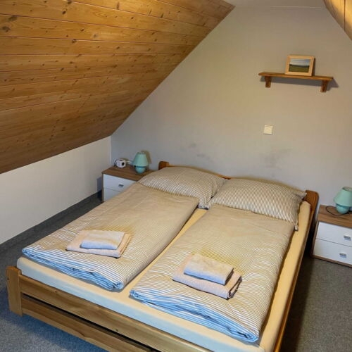 Pokoj se sprchou se společnou kuchyňkou pro 4 os.