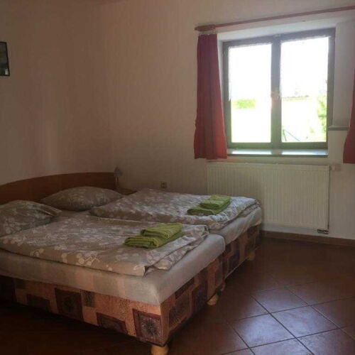 Camera twin cu duș cu chicinetă comună