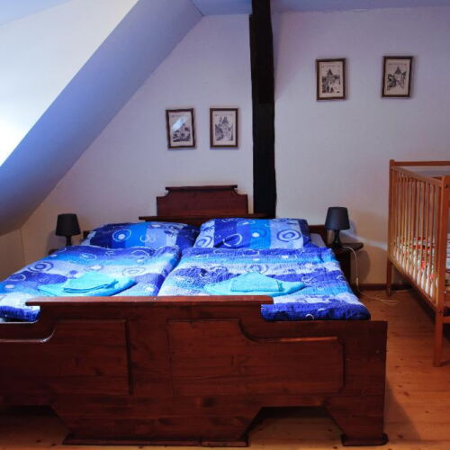 Camera cvadrupla cu duș cu chicinetă proprie