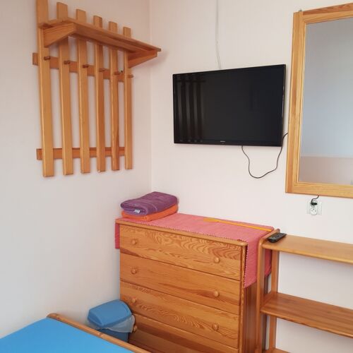 Camera twin cu baie comuna cu chicineta comuna