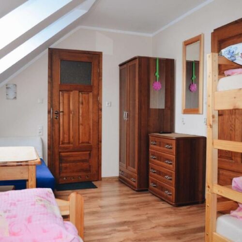 Camera cvadrupla cu grup sanitar cu chicineta comuna