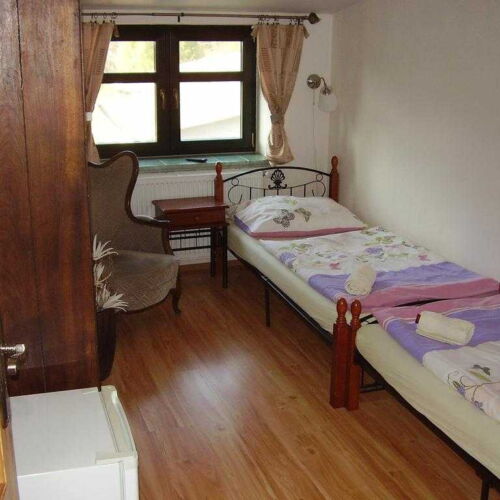 Pokoj se sprchou se společnou kuchyňkou pro 2 os. (s možností přistýlky)