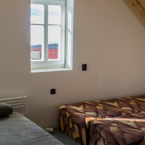 Pokoj se sprchou se společnou kuchyňkou pro 4 os.