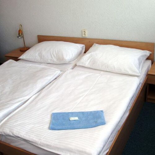 Zweibettzimmer mit Dusche und Eigner Küche