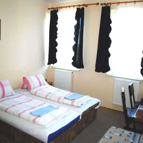 Izba so sprchou s manželskou posteľou na poschodí (s možnosťou prístelky)