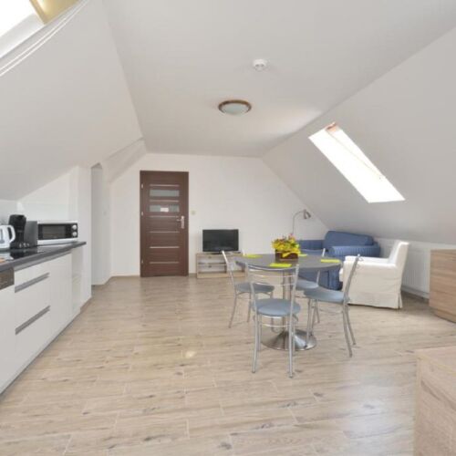 Apartament 4-osobowy na poddaszu z aneksem kuchennym z 2 pomieszczeniami sypialnianymi (możliwa dostawka)