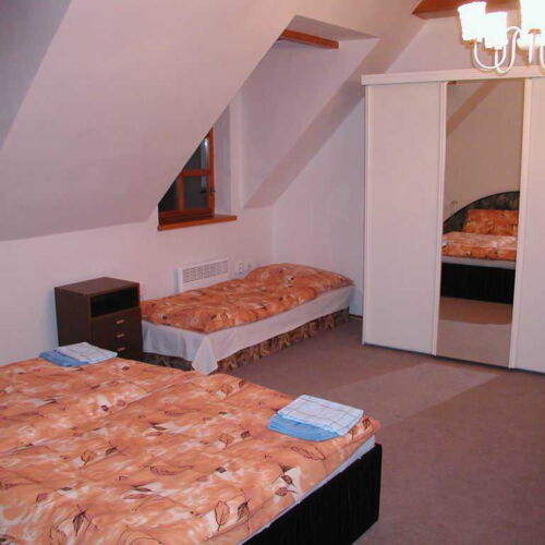 Camera cvadrupla cu vedere spre oraș