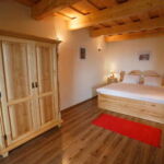 Dvoulůžkový pokoj typu Comfort s manželskou postelí a balkónem
