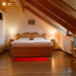 Dvoulůžkový pokoj typu Classic s manželskou postelí a balkónem