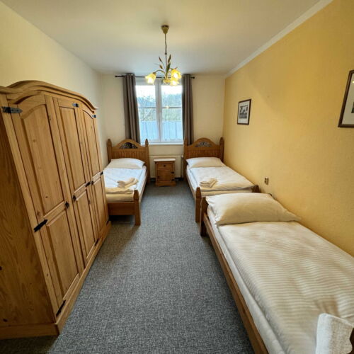 Camera standard familial(ă) pentru 5 pers. (se poate solicita pat suplimentar)