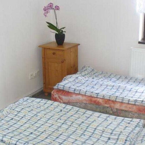 Pokoj se sprchou se společnou kuchyňkou pro 3 os.