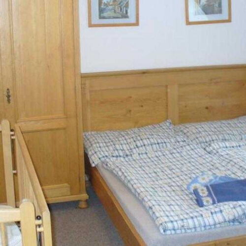 Pokoj se sprchou se společnou kuchyňkou pro 4 os.