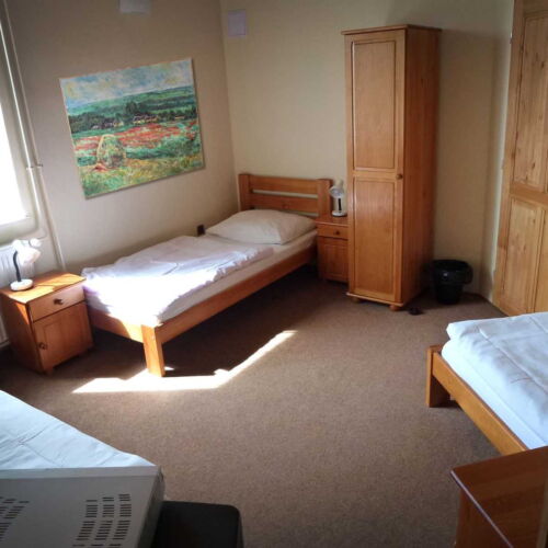 Camera cvadrupla cu duș