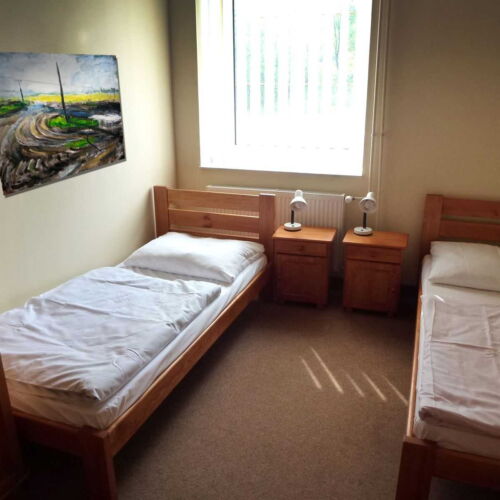 Camera twin cu duș cu chicinetă proprie