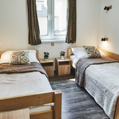 Pokoj se sprchou se společnou kuchyňkou pro 2 os. (s možností přistýlky)