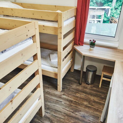 Pokoj se sprchou se společnou kuchyňkou pro 2 os. (s možností přistýlky)