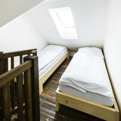 Camera cvadrupla cu duș cu chicinetă proprie