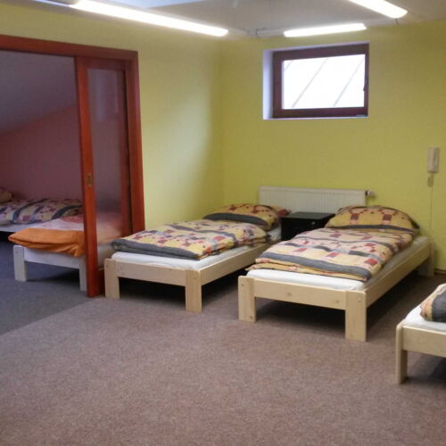 Apartament cu duș cu chicinetă proprie pentru 10 pers.