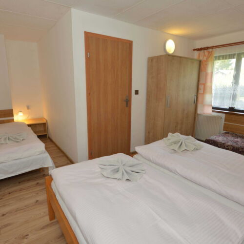 Pokoj se sprchou pro 3 os. s výhledem do zahrady (s možností přistýlky)