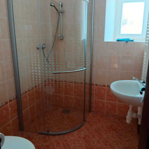 Apartman se sprchou s vlastní kuchyňkou pro 10 os. se 2 ložnicemi
