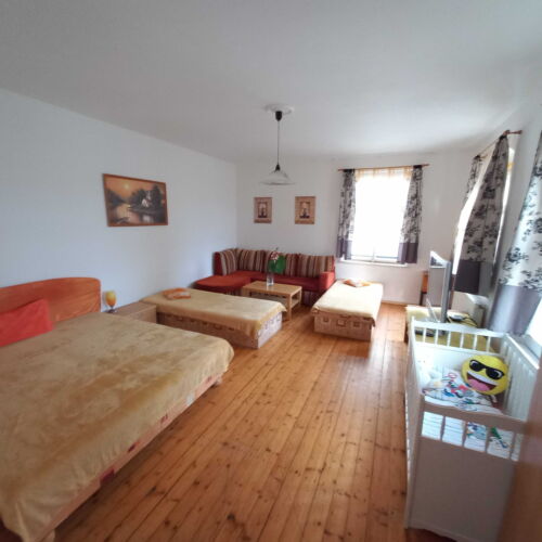 Pokoj s terasou se společnou kuchyňkou pro 4 os. (s možností přistýlky)