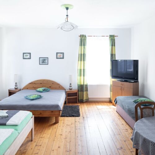 6 Person Room with Shared Bathroom and Shared Kitchenette