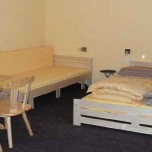 Pokoj se sprchou se společnou kuchyňkou pro 4 os.