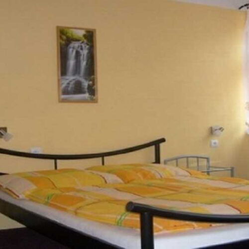 Pokoj se sprchou se společnou kuchyňkou pro 4 os.