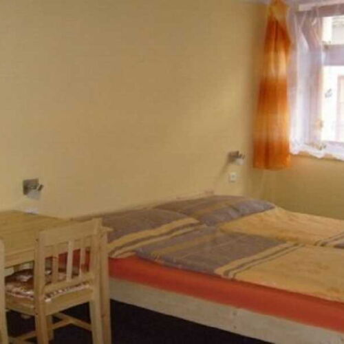 Pokoj se sprchou se společnou kuchyňkou pro 3 os. (s možností přistýlky)