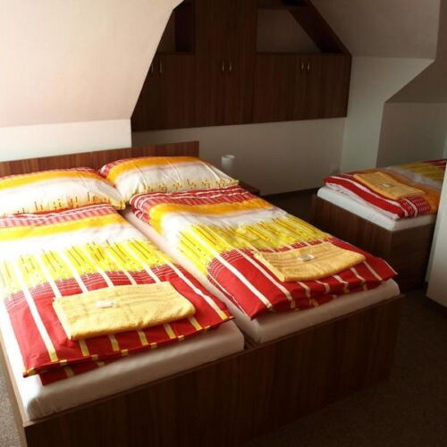 Camera tripla cu duș cu aer condiționat