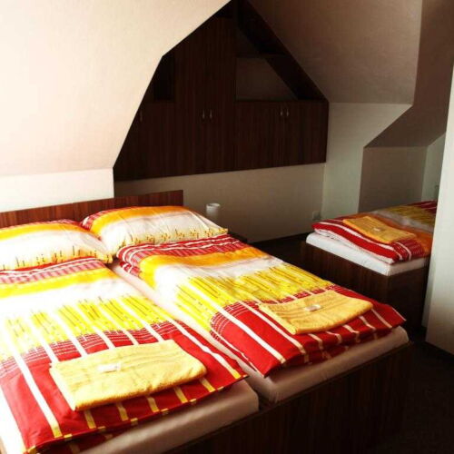 Camera cvadrupla cu duș cu aer condiționat