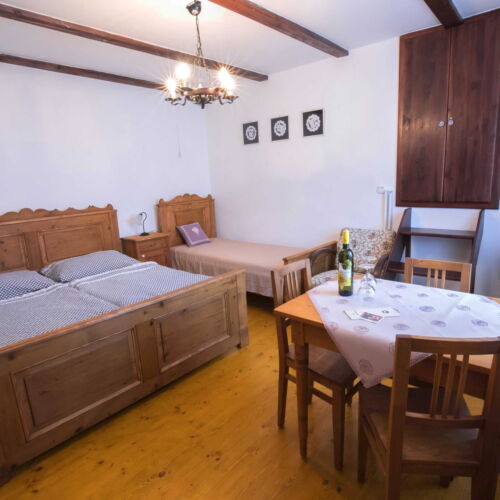 Apartman se sprchou s privátní koupelnou mimo apartmán pro 5 os. se 2 ložnicemi