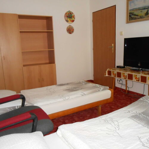 Pokoj se společnou koupelnou se společnou kuchyňkou pro 3 os.