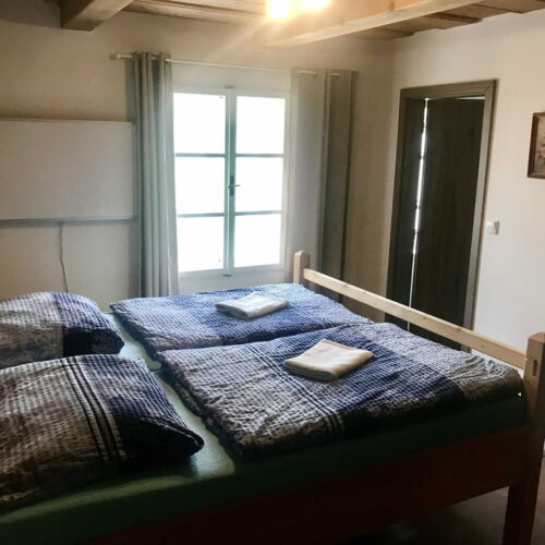 Pokoj se sprchou  s manželskou postelí