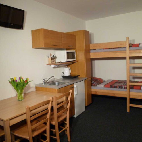 Camera cvadrupla cu duș cu chicinetă proprie