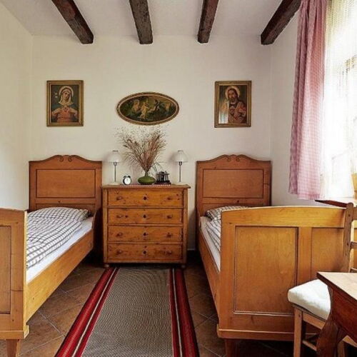 Camera twin la parter cu vedere spre grădină