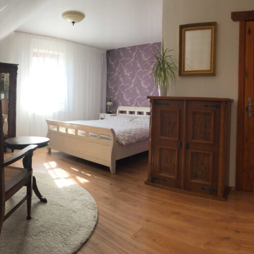 Camera cvadrupla romantică la mansardă