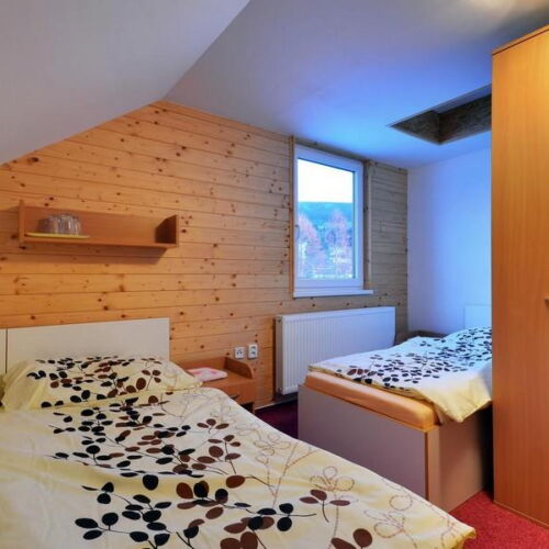 Pokoj se sprchou se společnou kuchyňkou pro 3 os.