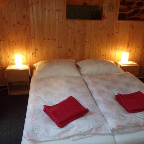 Közös teakonyhával kétágyas szoba (pótágyazható)