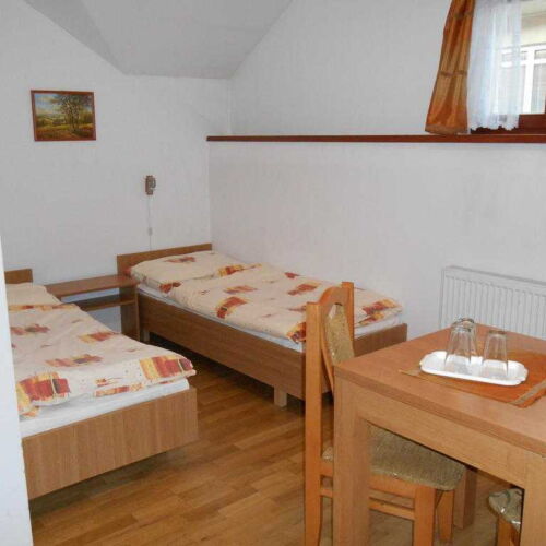 Pokoj tV s plochou obrazovkou se sprchou pro 3 os.