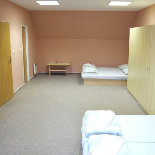 Camera cvadrupla cu duș