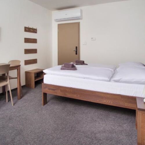 Pokoj s klimatizací se sprchou pro 4 os.